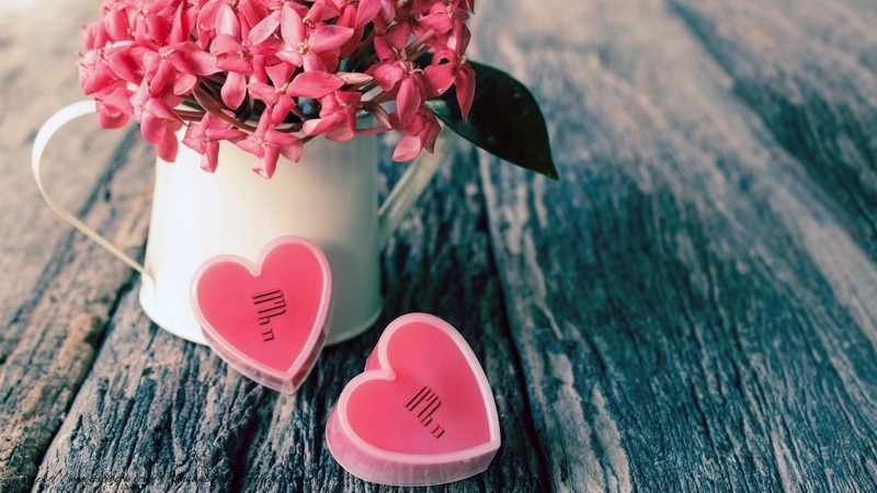 Felicitaciones Personalizadas con inicial del nombre - Corazón | Imagen con corazones rosas y flores rosas sobre fondo de madera