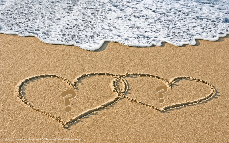 Felicitaciones Personalizadas con inicial del nombre - Imagen con corazones en la arena de la playa